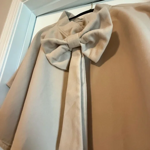 Hadley Wren Cape with Bow - Picture 3 of 6